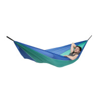 Amazonas Haengematte Adventure Hammock ice-blue zwischen 2 Baeumen abhaengen und Outdoor geniessen