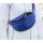 Blaue thermopoc Bauschtasche mit Reißverschluß und Trageriemen in blau mit heruasschauendem Smartphone vor verschneitem Bergpanorama