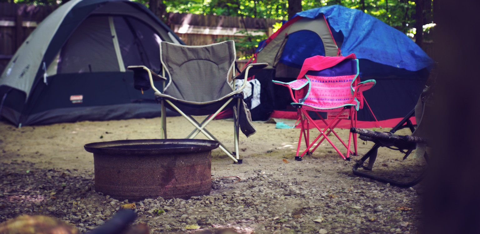Blick in ein Camp mit Zelten